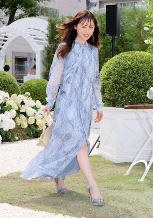 　オープニングレセプションに登場した福原遥