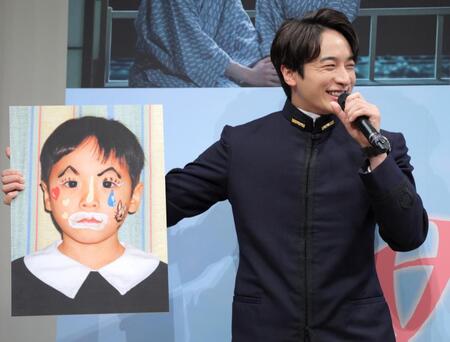 　子どもの頃の写真を披露する小関裕太（撮影・吉澤敬太）