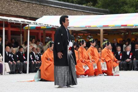 　「社頭の儀」に一般参列者の代表として臨む藤岡弘、＝撮影・石井剣太郎