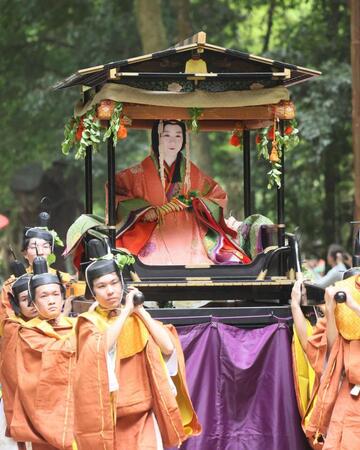 　下鴨神社に入る斎王代の山内彩さん