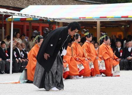 　「社頭の儀」で一般参列者代表として拝礼の大役を務めた藤岡弘、