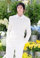 　ポーズをとる栁俊太郎（撮影・棚橋慶太）