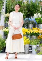 　ポーズをとる波瑠