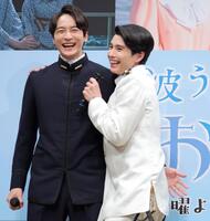 　小関裕太（左）に締めの一言を指摘され、照れる本田響矢（撮影・吉澤敬太）