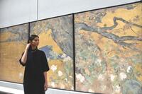 　国宝「楓図」を眺める中条あやみ