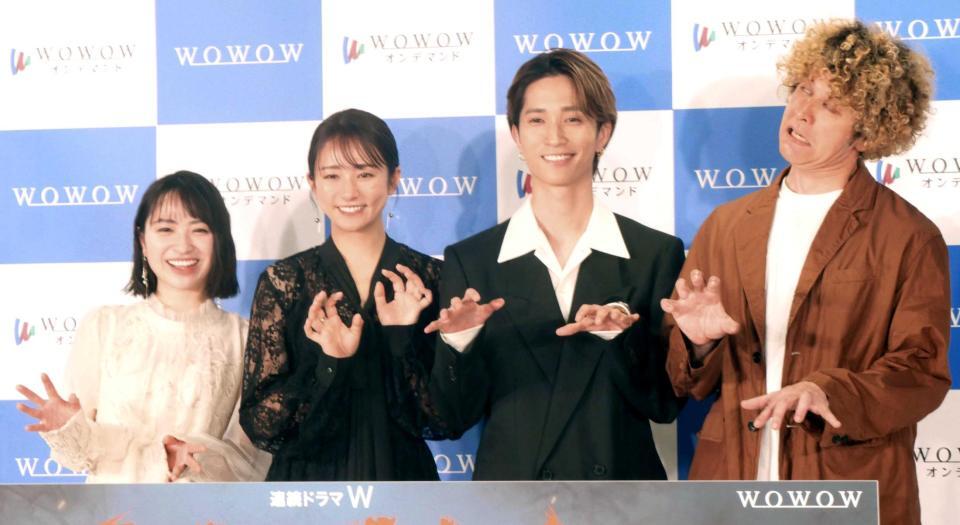 　ゾンビポーズを決める（左から）田牧そら、木村文乃、田中樹