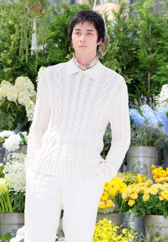 　ポーズをとる栁俊太郎（撮影・棚橋慶太）