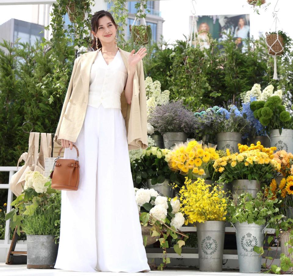 　手を振る中条あやみ