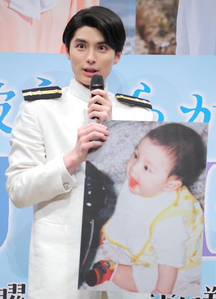 　０歳の時の写真を披露する本田響矢（撮影・吉澤敬太）