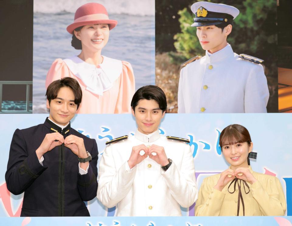 　ポーズを決める（左から）小関裕太、本田響矢、小川彩（撮影・吉澤敬太）