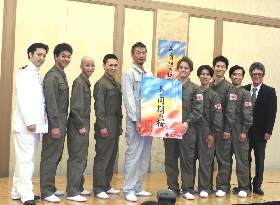 　作品をＰＲする岩永洋昭（左から５人目）、中山優馬（同６人目）、錦織一清（右端）ら