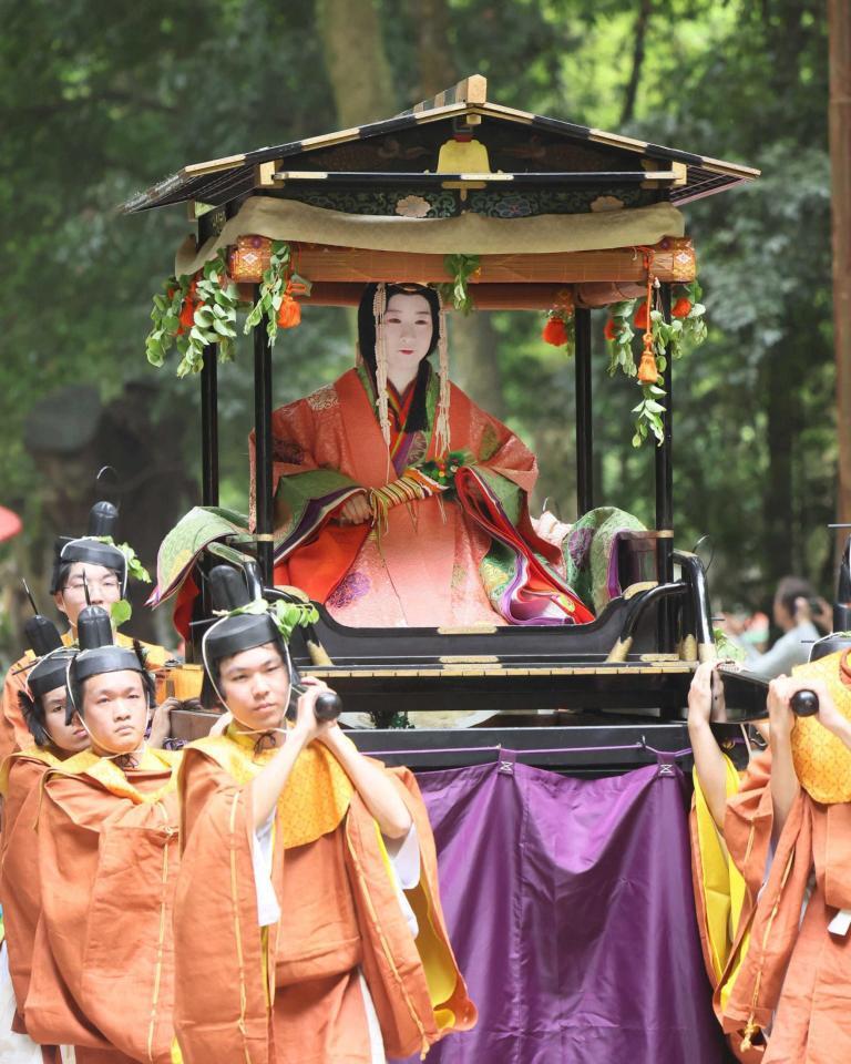 　下鴨神社に入る斎王代の山内彩さん