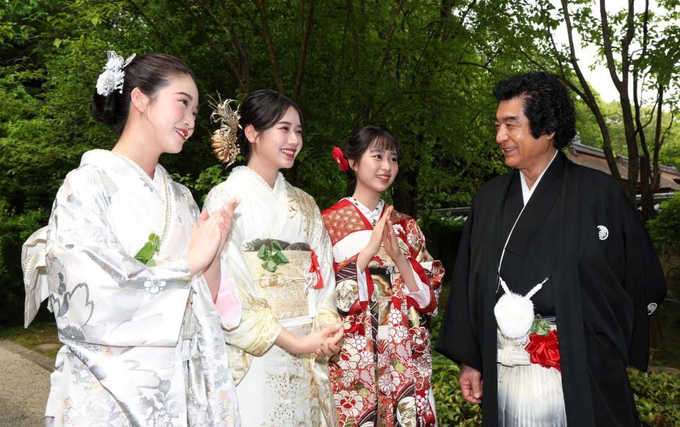 　家族で会話を交わす（左から）天翔愛、天翔天音、藤岡舞衣、父の藤岡弘、（撮影・石井剣太郎）