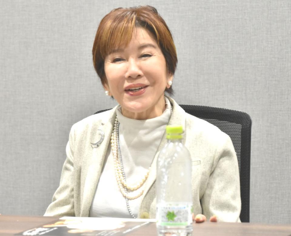 　取材会に出席した十朱幸代