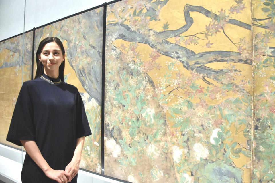 　国宝「楓図」を鑑賞した中条あやみ