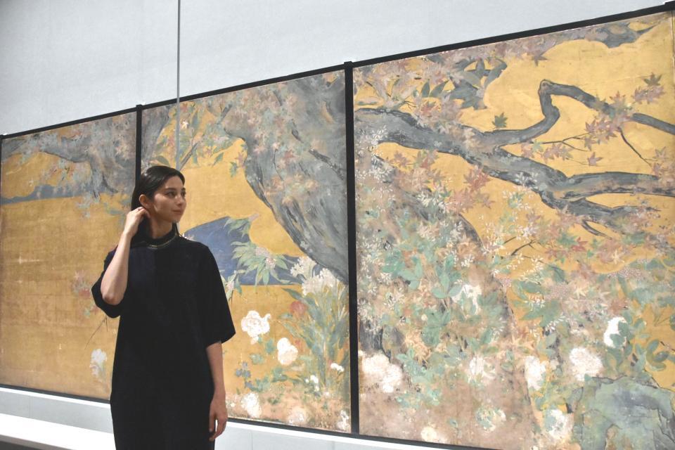 　国宝「楓図」を眺める中条あやみ