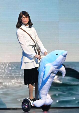 　イルカに乗って登場した松岡昌宏（撮影・持木克友）