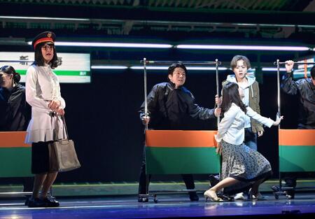 　駅員に扮する松岡昌宏（左）と電車に乗ろうとする岡佑吏（撮影・持木克友）