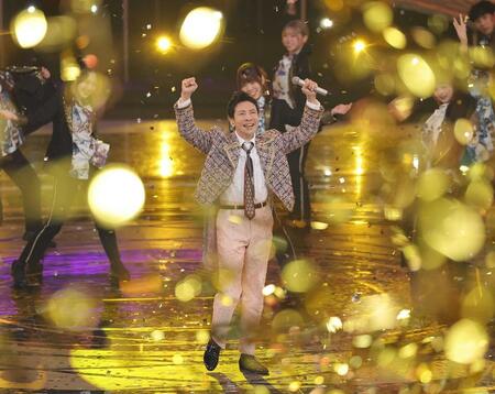 　「２億４千万の瞳　放送１００年　ＧＯ！ＧＯ！ＳＰ」を歌う郷ひろみ＝２０２４年１２月３１日