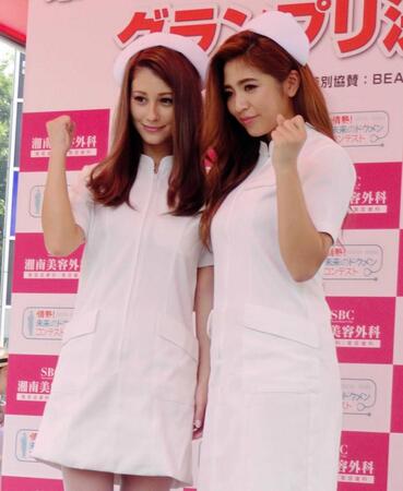 　ナースコスプレで笑顔を見せるダレノガレ明美（左）と今井華＝２０１５年