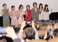 　客席に向かい手を振る（左から）宇野愛海、イトウハルヒ、内海誠子、田中麗奈、遠藤雄弥、星乃あんな、河村ここあ（撮影・棚橋慶太）