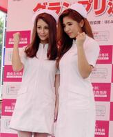 　ナースコスプレで笑顔を見せるダレノガレ明美（左）と今井華＝２０１５年