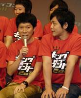 　モンスターエンジン・西森洋一（前列左）と大林健二＝２０１１年