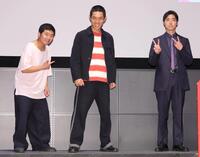 　不敵に笑う四千頭身（撮影・吉澤敬太）