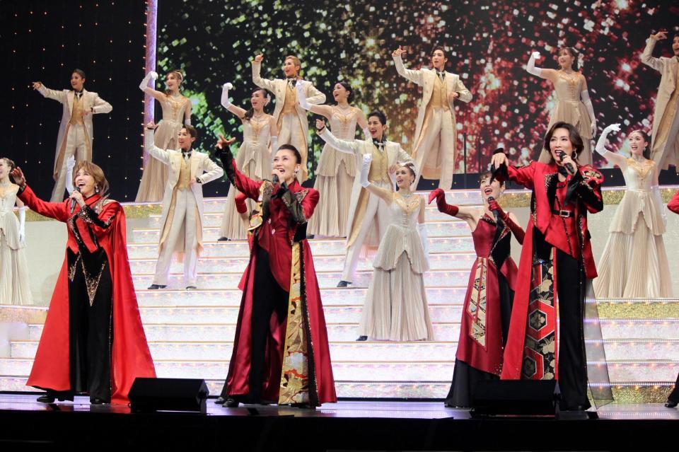 　宝塚歌劇団の卒業生たちによる「未来への　Ｏｎｅ　Ｓｔｅｐ！～世界を結ぶ愛の歌声～」