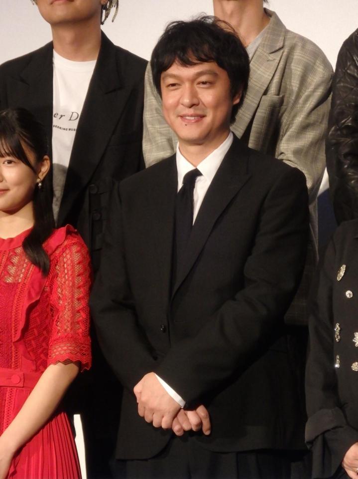 　笑顔で写真に応じる丸山隆平