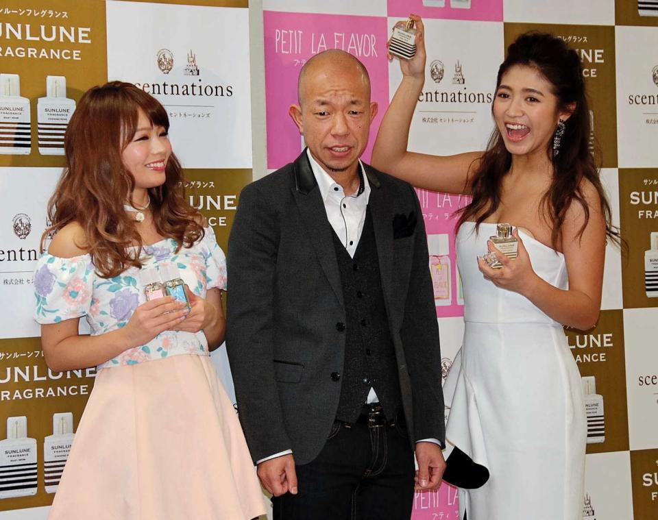 　小峠英二（中央）と、初共演した今井華（右）、鈴木あや＝２０１５年