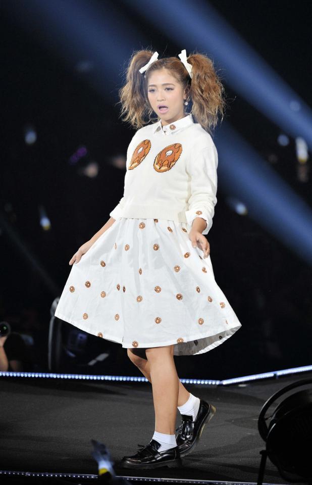 　ポーズをとる今井華＝２０１４年