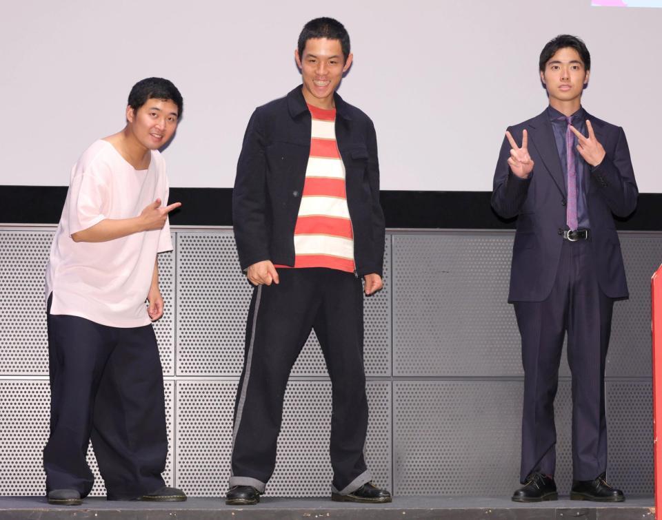 　不敵に笑う四千頭身（撮影・吉澤敬太）