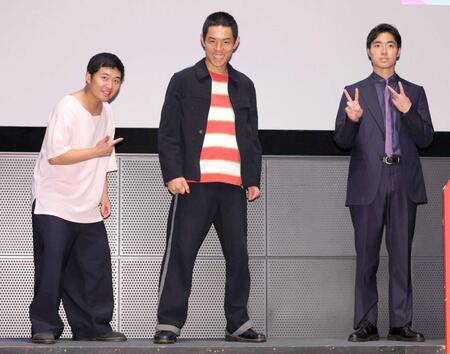 　不敵に笑う四千頭身（撮影・吉澤敬太）