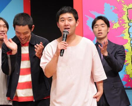 　優勝してタワマンに住むことを誓う四千頭身の後藤拓実（中央）＝撮影・吉澤敬太