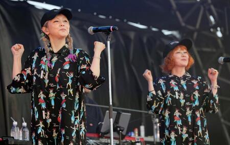 　ＣＨＩＭＥＲＡ　ＧＡＭＥＳのステージで「アジアの純真」などを歌唱したＰＵＦＦＹの吉村由美（左）と大貫亜美（撮影・棚橋慶太）