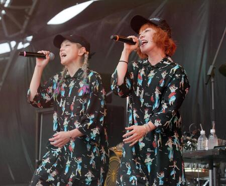 　ＣＨＩＭＥＲＡ　ＧＡＭＥＳのステージで「アジアの純真」などを歌唱したＰＵＦＦＹの吉村由美（左）と大貫亜美（撮影・棚橋慶太）