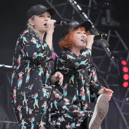 　ＣＨＩＭＥＲＡ　ＧＡＭＥＳのステージで「アジアの純真」などを歌唱したＰＵＦＦＹの吉村由美（左）と大貫亜美（撮影・棚橋慶太）