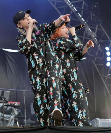 　ＣＨＩＭＥＲＡ　ＧＡＭＥＳのステージで「アジアの純真」などを歌唱したＰＵＦＦＹの吉村由美（左）と大貫亜美（撮影・棚橋慶太）