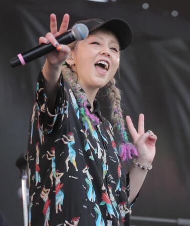 　客席に向かいピースサインするＰＵＦＦＹの吉村由美（撮影・棚橋慶太）