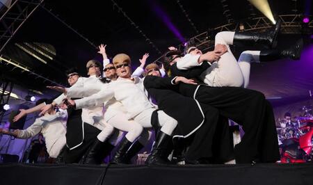 　会場を盛り上げる氣志團（撮影・棚橋慶太）