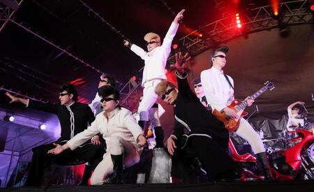 　パフォーマンスする氣志團（撮影・棚橋慶太）