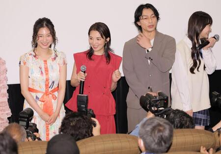 　報道陣の近さに驚く田中麗奈（左から２人目）＝撮影・棚橋慶太