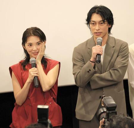 　遠藤雄弥（右）から告白され、照れる田中麗奈（撮影・棚橋慶太）