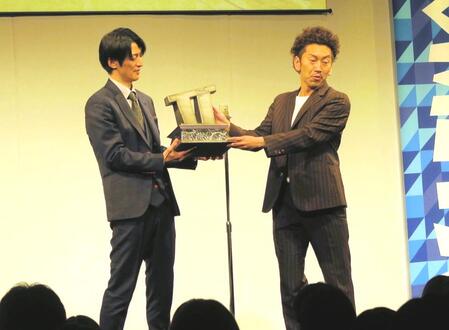 　優勝トロフィーを手に大阪で凱旋ライブをしたツートライブ