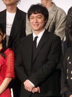 　笑顔で撮影に応じる丸山隆平