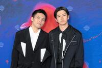 　フォトコールで並ぶ黒崎煌代（右）と団塚唯我監督　ⒸＫａｚｕｋｏ　Ｗａｋａｙａｍａ
