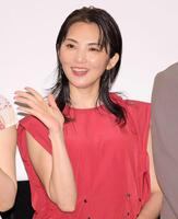 　手を振る田中麗奈（撮影・棚橋慶太）