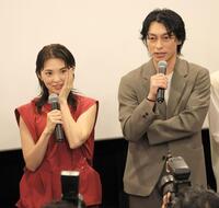 　遠藤雄弥（右）から告白され、照れる田中麗奈（撮影・棚橋慶太）