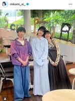 河合優実（右）らと。昨年６月、ＴＶで共演時のオフショット。見上愛のインスタグラム＠ｍｉｋａｍｉ＿ａｉ＿より